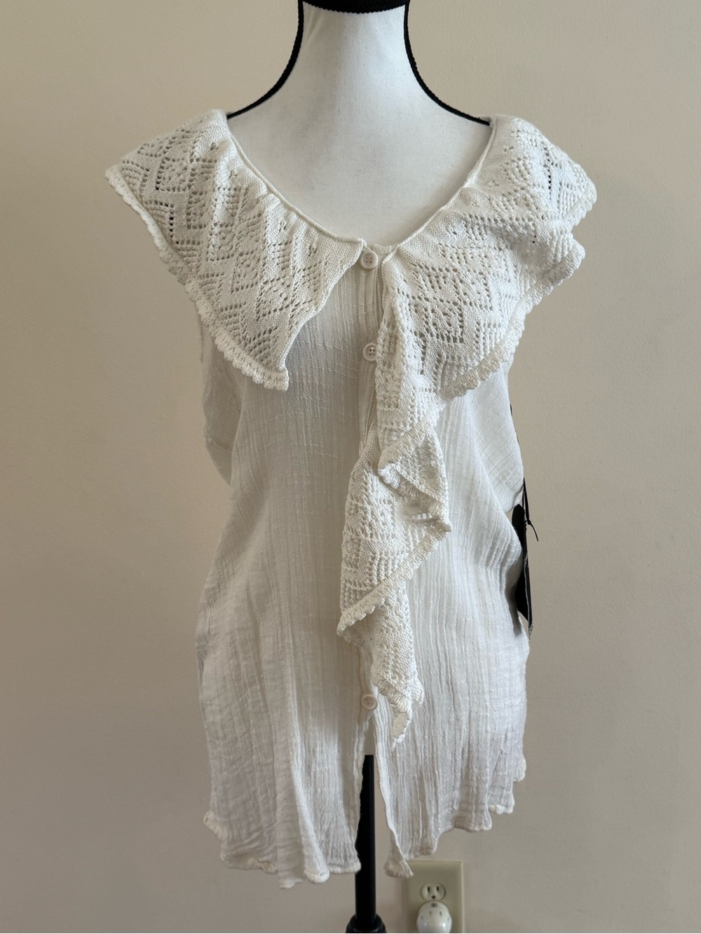 Love Stitch Cream Sleeveless Ruffle-Trim Knit Top size Medium